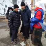 Курганский священник провёл беседы со страждущими в «Сквере Милосердия»