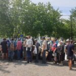 Бездомные Кургана в «Сквере Милосердия» получили спасающие от жары белые кепки