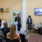 К курганским православным волонтёрам приехала основоположник движения «Парикмахер добра»