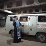 Курганский священник освятил служебные автомобили психоневрологической больницы