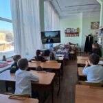 Воспитанники воскресной школы на уроке посмотрели патриотический фильм