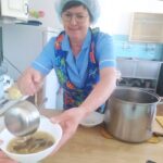 В социальной столовой курганского храма учат маленьких поварят