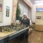 сестра милосердия Порт-Артурского храма со школьниками изготавливают окопные свечи для СВО