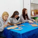 трудовой отряд школьников помогает храму в изготовлении окопных свечей