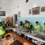 Подростки из «Отряда особого назначения» научились плести браслеты из паракорда