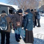 Священник и психолог посетили Сквер милосердия напротив Пригородного вокзала.