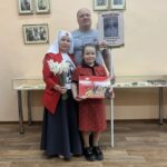 Каждое воскресенье в нашем храме проходит молебен о воинах, добровольцы и сестры милосердия плетут сети.